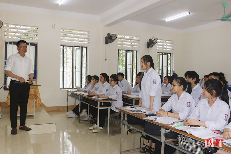 Thầy Tần luôn xem học trò là trung tâm trong phương pháp dạy học. z5291532395501_3295f771d56e54818daf99bccdf0db0e.jpg