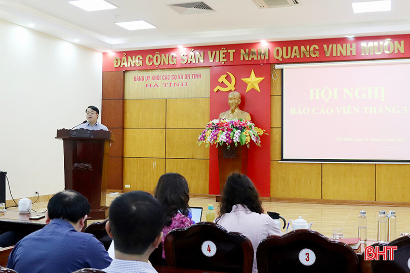 Tại hội nghị báo cáo viên, các cộng tác viên dư luận xã hội thuộc Đảng ủy Khối CCQ&DN Hà Tĩnh được cung cấp nhiều thông tin bổ ích. Tại hội nghị báo cáo viên, các cộng tác viên dư luận xã hội thuộc Đảng ủy Khối CCQ&DN Hà Tĩnh được cung cấp nhiều thông tin bổ ích.