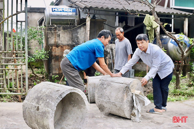 Ông Nhiêm hỗ trợ bà con lắp đặt hệ thống xử lý nước thải tại nhà. z5265994846643_37efa7bc9d8a214fc7a09ceb6f2c9cd8 copy.jpg