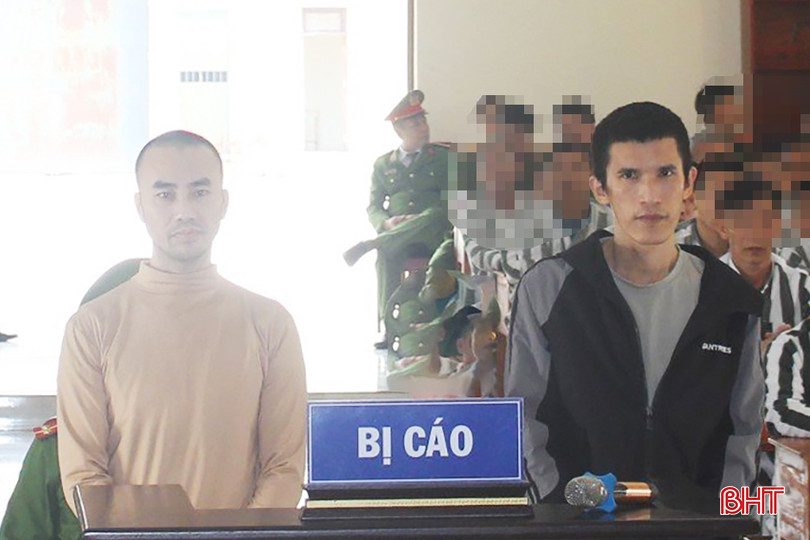 Bị cáo Phan Công Thành (bên trái) và Nguyễn Đắc Hoàng tại phiên xử chiều nay. Bị cáo Phan Công Thành (bên trái) và Nguyễn Đắc Hoàng tại phiên xử chiều nay.