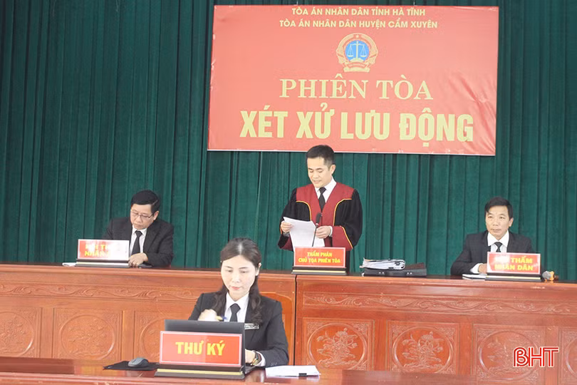 TAND huyện Cẩm Xuyên tuyên án các bị cáo trốn khỏi nơi giam.