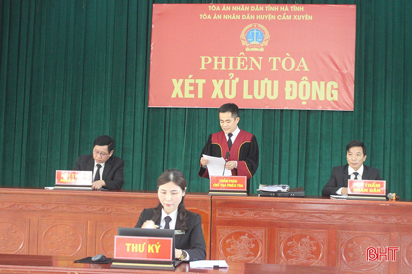 TAND huyện Cẩm Xuyên tuyên án các bị cáo trốn khỏi nơi giam. TAND huyện Cẩm Xuyên tuyên án các bị cáo trốn khỏi nơi giam.