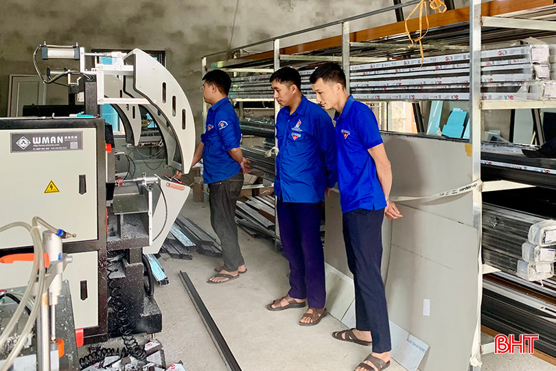 Mô hình của anh Hùng chủ yếu thiết kế thi công các công trình nhôm kính, cơ khí, trần nhựa nano. z5256797053396_b1cabd3e0610f4b37ada12cd8aa85aea copy.jpg
