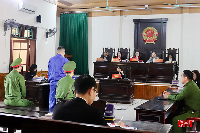 Toà án nhân dân tỉnh Hà Tĩnh quyết định tuyên phạt Trần Đức Hiếu mức án 15 năm tù về tội “Lừa đảo chiếm đoạt tài sản”. Toà án nhân dân tỉnh Hà Tĩnh quyết định tuyên phạt Trần Đức Hiếu mức án 15 năm tù về tội “Lừa đảo chiếm đoạt tài sản”.