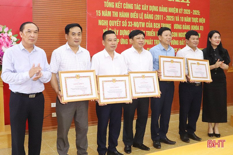 Trưởng ban Tổ chức Tỉnh ủy Võ Hồng Hải và lãnh đạo huyện Vũ Quang trao giấy khen cho các tập thể. z5282223925599_e5705f67c39d92fa9a0332b34ef53172 copy.jpg