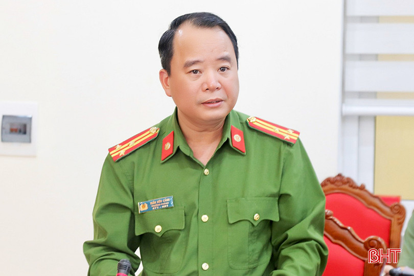 Thượng tá Trần Hữu Cảnh - Trưởng phòng Cảnh sát QLHC về TTXH (Công an tỉnh) báo cáo kết quả thực hiện Đề án 06 trong tháng 3/2024. z5296273609330_19607d6f80a70bef6470a2b5b51d66b8 copy.jpg