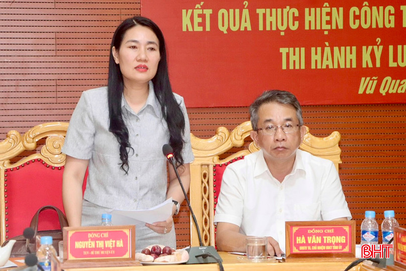 Bí thư Huyện ủy Vũ Quang Nguyễn Thị Việt Hà phát biểu tại buổi làm việc. IMG_8712 copy.jpg