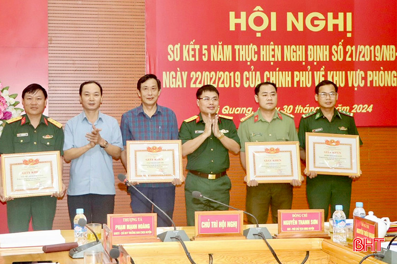 Đại tá Phùng Mạnh Cường - Phó Chính ủy Bộ CHQS tỉnh và lãnh đạo huyện Vũ Quang trao giấy khen cho các tập thể. IMG_8702 copy.jpg