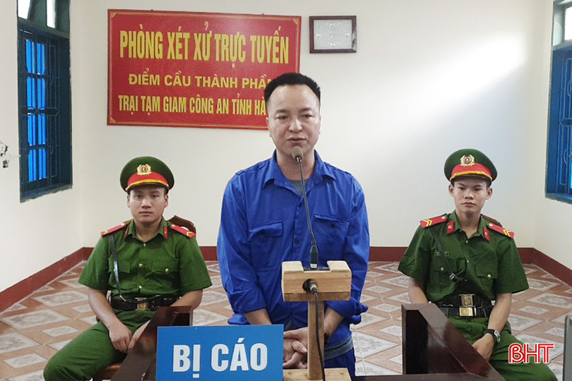 Bị cáo Nguyễn Văn Hùng tại phiên xử sơ thẩm trực tuyến do Tòa án nhân dân TX Kỳ Anh mở. 2dcbee0a0bdea980f0cf copy.jpg