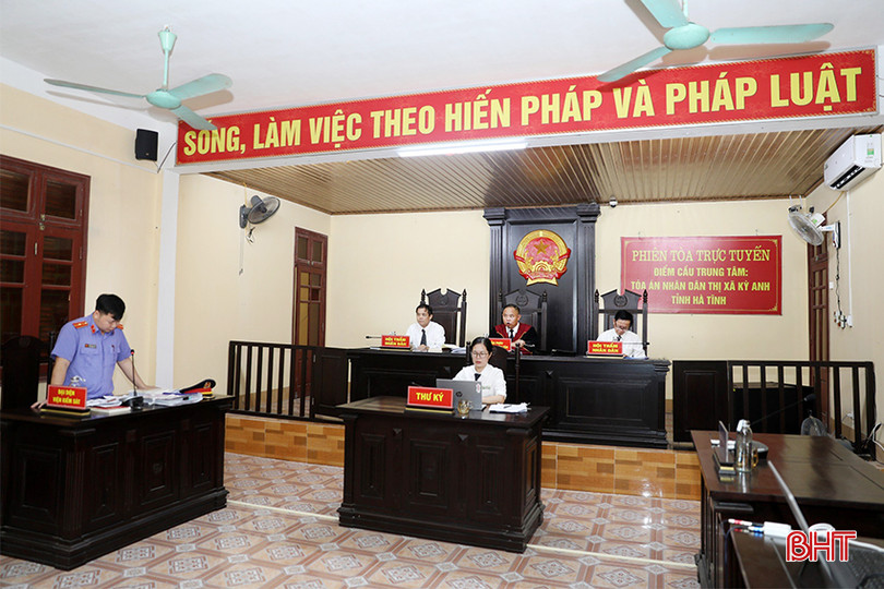 Hội đồng xét xử quyết định tuyên phạt bị cáo Nguyễn Văn Hùng 7 năm tù giam về tội “Lừa đảo chiếm đoạt tài sản”. 3af6efc30c17ae49f706 copy.jpg