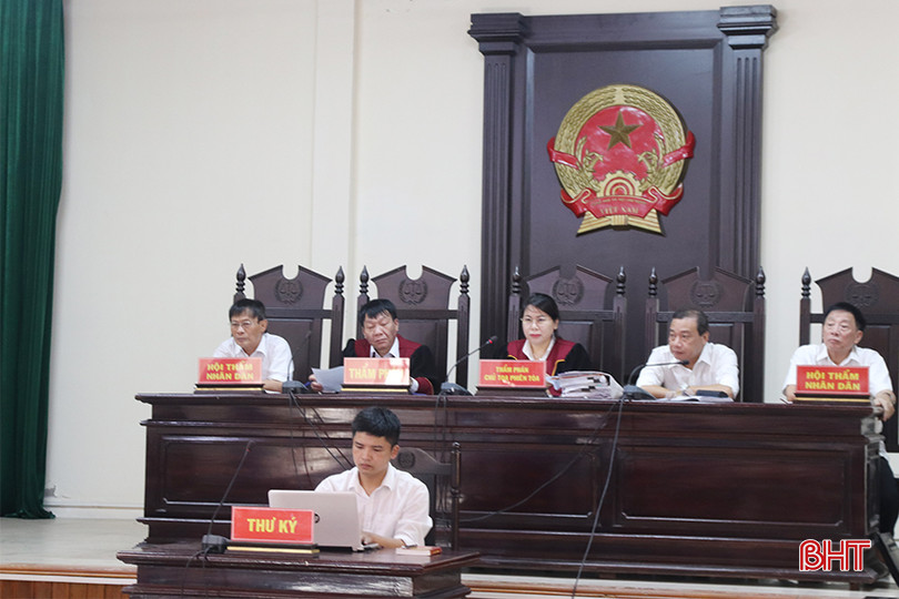 Bị cáo Hoàng Thị Tuyết nhận tổng mức án 9 năm 6 tháng tù giam từ phán quyết của Toà án nhân dân tỉnh. IMG_8371 copy.jpg