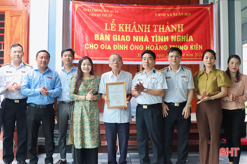 Lãnh đạo Viện Kỹ thuật Hải quân và Ban Tuyên giáo Tỉnh ủy trao quyết định hỗ trợ kinh phí xây dựng nhà tình nghĩa cho gia đình ông Hoàng Trung Kiên. IMG_7392 copy.jpg