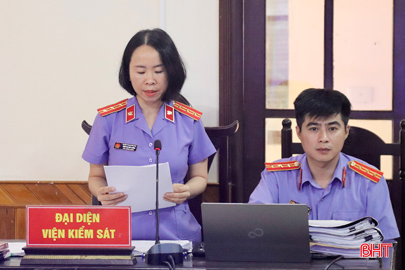 Đại diện Viện Kiểm sát nhân dân tỉnh công bố bản cáo trạng. IMG_4917 copy.jpg