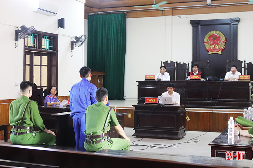 Toà án nhân dân tỉnh Hà Tĩnh quyết định tuyên phạt bị cáo Nguyễn Văn Hậu 8 năm tù giam về tội "Tổ chức cho người khác trốn đi nước ngoài”. IMG_4878 copy.jpg