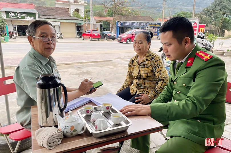 Người dân phường Trung Lương (TX Hồng Lĩnh) được cán bộ Công an phường hướng dẫn tham gia vào mô hình “Zalo kết nối bình yên”. z5333110341469_46369b55678f215cba862e18fbe567b8 copy.jpg