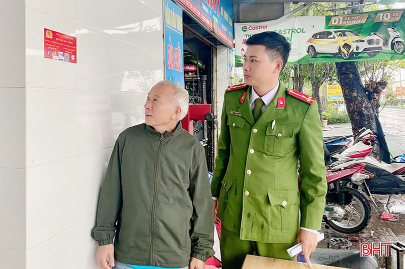 Công an xã Thạch Bình (TP Hà Tĩnh) hướng dẫn người dân tham gia vào mô hình “Zalo kết nối bình yên”. IMG-0508 copy.jpg