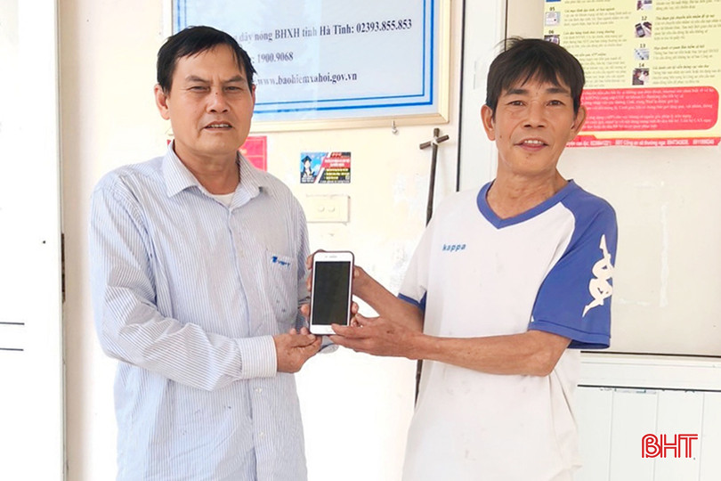 Ông Nguyễn Sỹ Hòa (trú thôn Chùa Hội, xã Thường Nga - bên phải) bàn giao chiếc điện thoại cho người đánh rơi. IMG_7225 copy.jpg