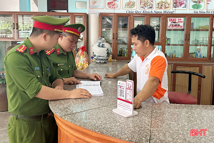 Công an thị trấn Lộc Hà nhắc nhở các nhà hàng phải đảm bảo an toàn về mọi mặt khi kinh doanh. z5353785770045_048d5cda56d8fcdde073466fea921c70 copy.jpg
