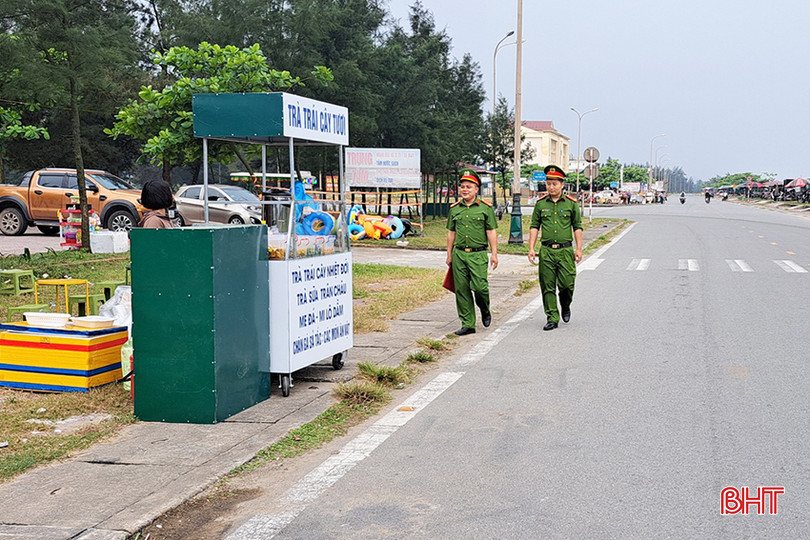 Công tác kiểm tra tình hình ANTT tại khu vực bãi tắm Xuân Hải được Công an thị trấn Lộc Hà thực hiện thường xuyên. z5353785789881_1a870398be159d9d0f8d6a2a1de6b5d7 copy.jpg