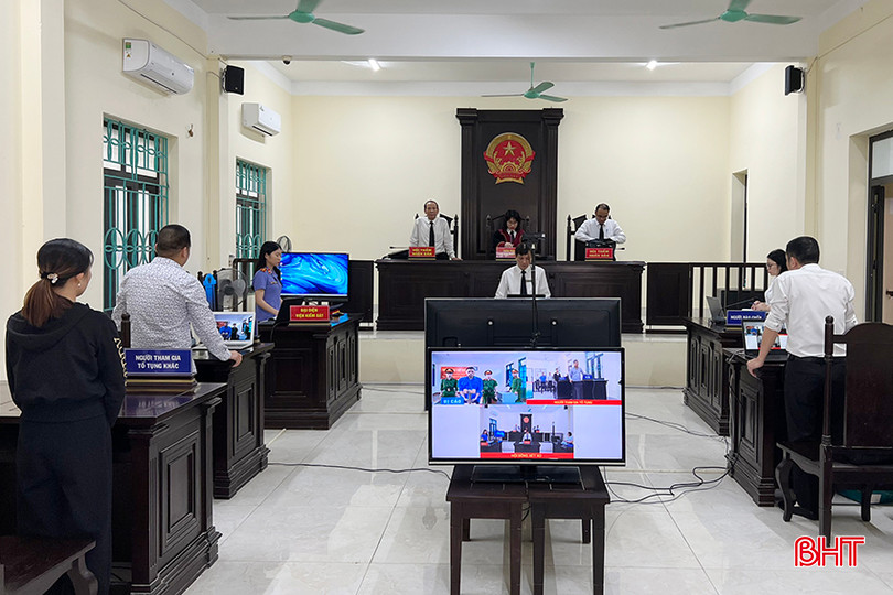 Sau khi soi xét kỹ các tình tiết, HĐXX đã quyết định tuyên phạt bị cáo mức án 30 tháng tù giam về tội “Trộm cắp tài sản”. z5291528816552_d0f078134fedc1a00182b37091bc1c52 copy.jpg