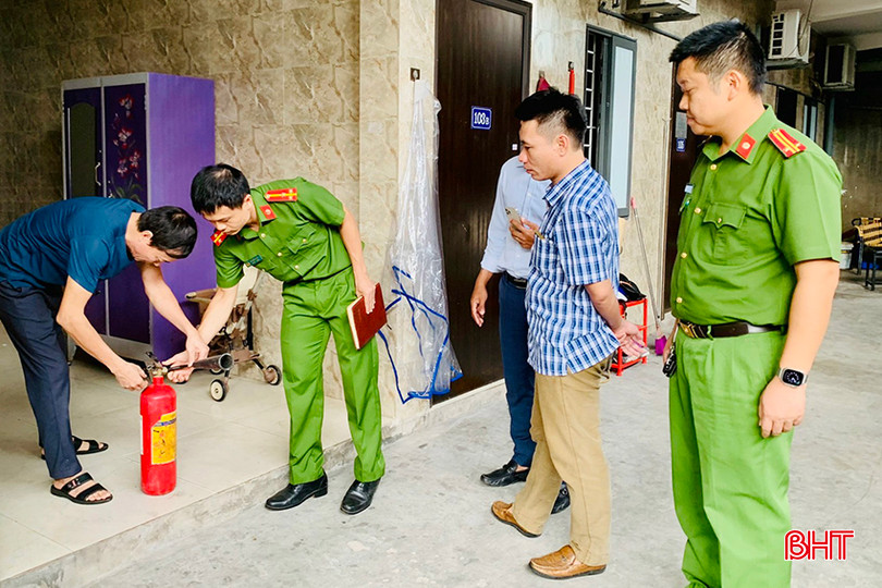 Công an TP Hà Tĩnh kiểm tra các điều kiện đảm bảo an toàn PCCC tại các nhà trọ, chung cư mini trên địa bàn. z5497387171695_35b65647442432edaeadc45bd1e4b9cb copy.jpg