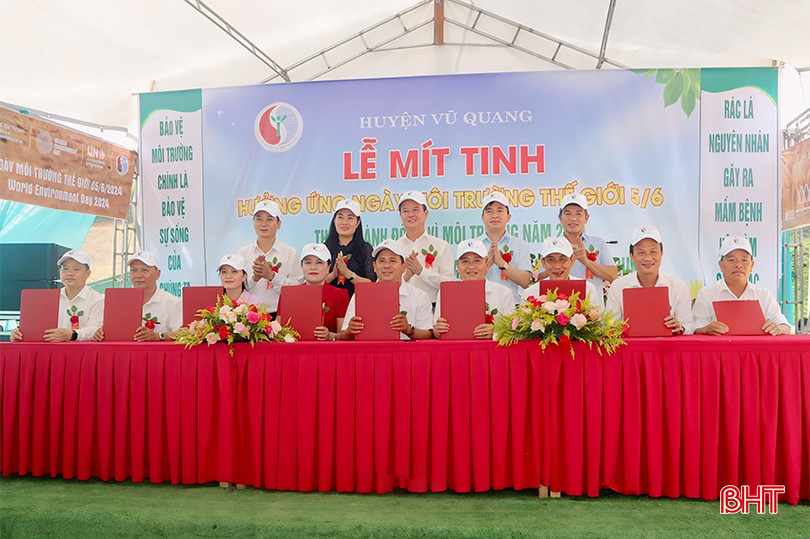 Tại buổi lễ, UBND huyện Vũ Quang đã tổ chức ký cam kết việc thực hiện phân loại, thu gom, vận chuyển và xử lý rác thải, bảo vệ môi trường trên địa bàn huyện nói chung và tại các xã, thị trấn nói riêng. z5502578562054_08e4e2944c82233f9e55b2eb9619b3db copy.jpg