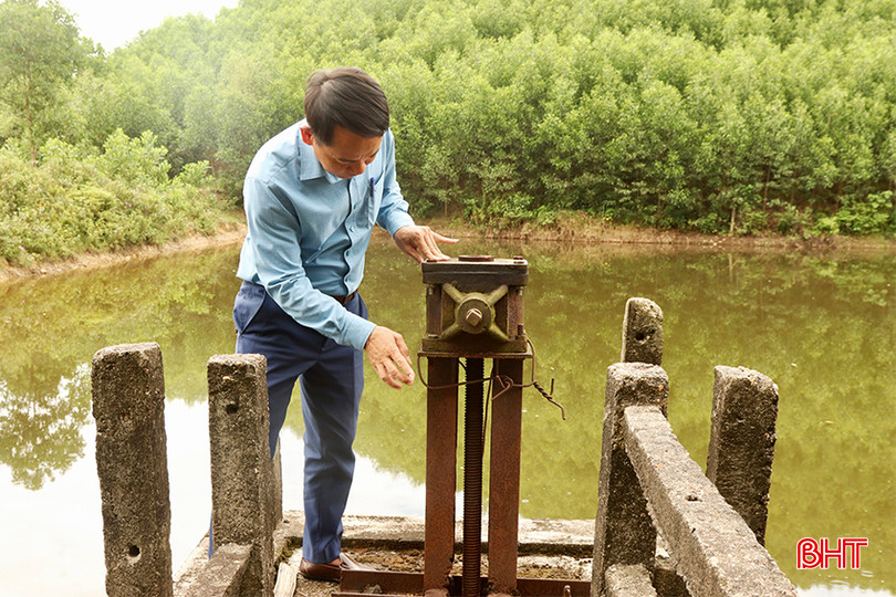 Van đóng, mở đập Bệ bị xuống cấp, không thể vận hành. IMG_7055 copy.jpg