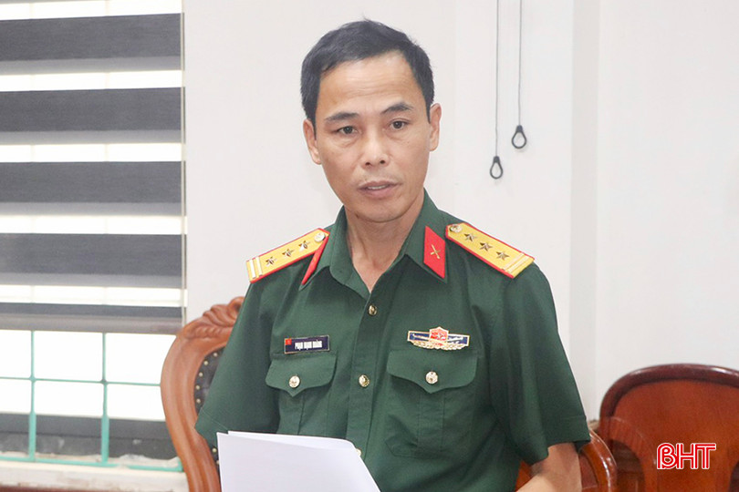 Thượng tá Phạm Mạnh Hoàng - Chỉ huy trưởng Ban CHQS huyện Vũ Quang kiến nghị một số nội dung tại buổi làm việc. z5509074698365_a7e6440e158955cabc2e7180be2bf11b copy.jpg