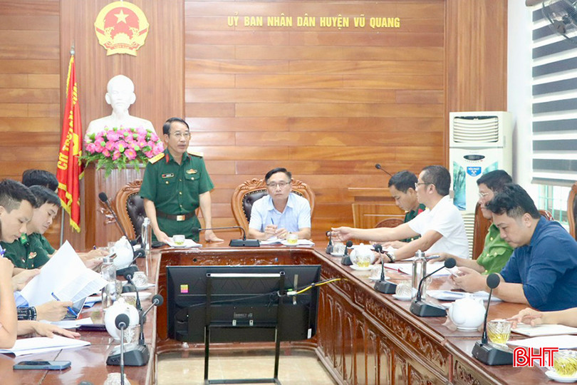 Phó Chính ủy Bộ CHQS tỉnh Mai Ngọc Việt và đoàn công tác làm việc với huyện Vũ Quang. z5509074702624_404adf2771f2bfda17c7667103832c36 copy.jpg