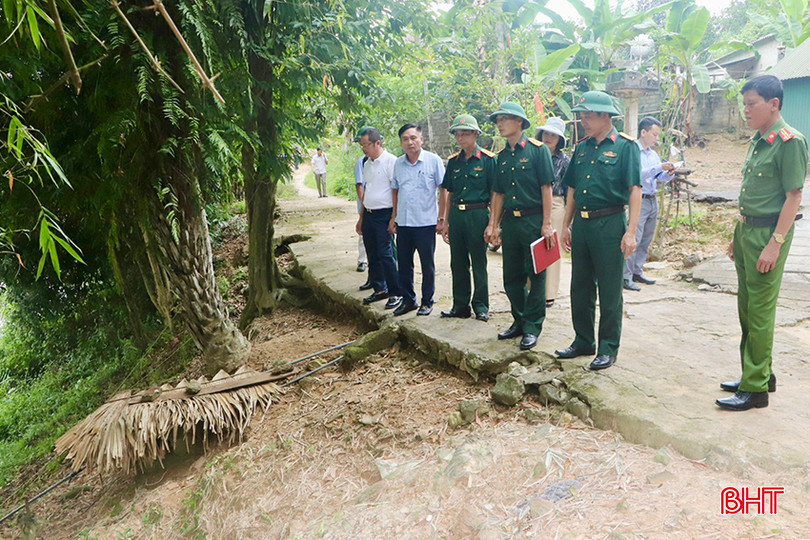 Trước đó, đoàn đã đi kiểm tra một số điểm sạt lở, công trình hồ đập xuống cấp trên địa bàn Vũ Quang. (Trong ảnh: đoàn kiểm tra điểm sạt lở bờ sông Ngàn Sâu, đoạn qua xã Đức Giang). z5508700538510_972c7d67c0cf25c8f9e60a5848059681 copy.jpg