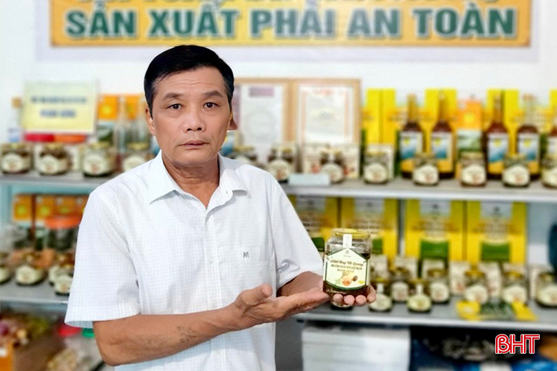 Ông Đậu Khắc Mạnh - người xây dựng thành công sản phẩm mật ong ngâm hoa đu đủ đực đạt chuẩn OCOP 3 sao. IMG_8823 copy.jpg