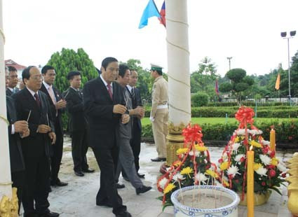 Bí thư Tỉnh ủy Nguyễn Thanh Bình đã đến dâng hương tại tượng đài Chủ tịch Cay Xỏn Phom Vi Hản,