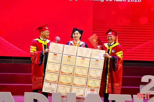 Nam sinh quê Hà Tĩnh thủ khoa ngành cơ khí, mang theo 22 giấy khen lên nhận bằng