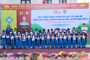 Báo Tuổi Trẻ trao gần 1,3 tỷ đồng hỗ trợ học sinh và người dân Hà Tĩnh