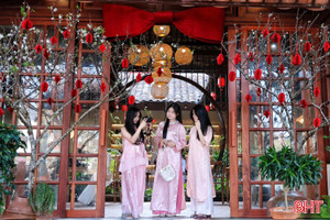 Quán cà phê đón Tết sớm, nườm nượp khách check-in