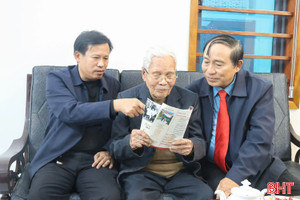 Cụ ông 106 tuổi ở Hà Tĩnh vẫn minh mẫn, đọc báo mỗi ngày