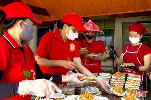 Các cơ sở sản xuất giữ nhịp độ làm việc xuyên Tết 