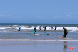 Ốc tép dạt vào bờ, ngư dân Hà Tĩnh kiếm tiền triệu mỗi ngày