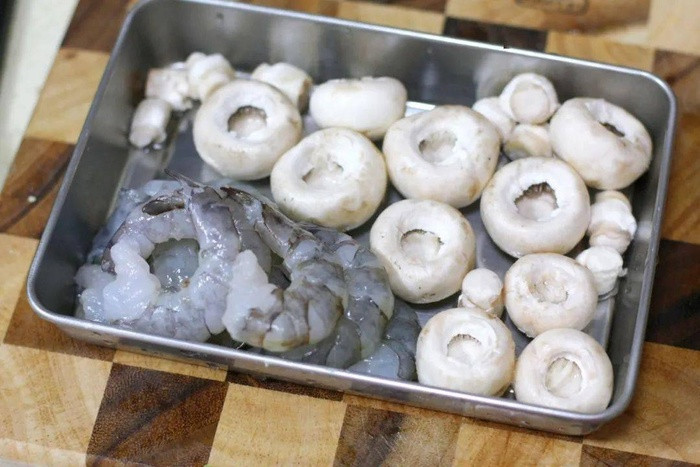 Tôm sốt nấm tỏi đậm vị, món ăn tuyệt ngon để bạn đổi bữa trong ngày hè