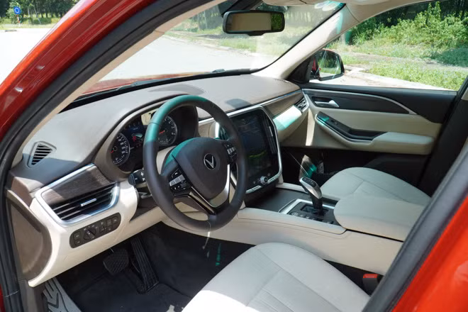 VinFast Lux SA vượt mặt Mazda CX-8 về doanh số bán xe tháng 5/2020