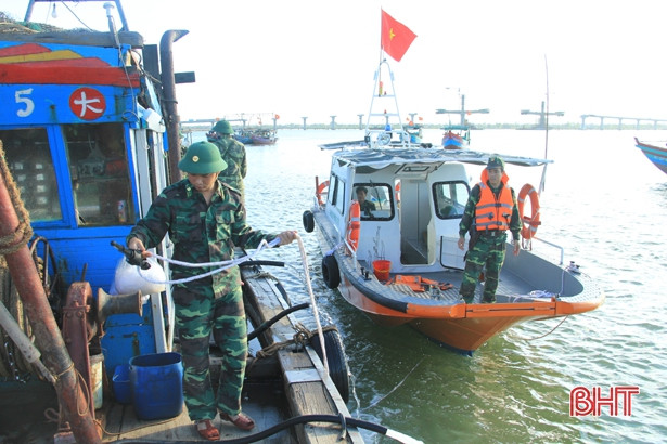 Bắt quả tang 2 tàu giã cào khai thác trái phép trên vùng biển Nghi Xuân