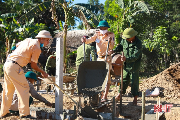 Vượt nắng nóng, 60 cán bộ, chiến sĩ giúp người dân xã miền núi Hà Tĩnh xây dựng nông thôn mới