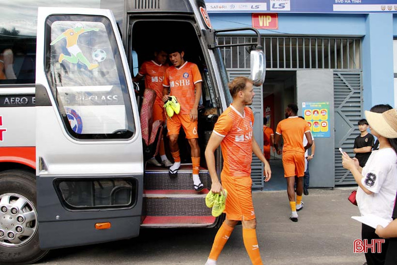 Thầy trò Lê Huỳnh Đức tập làm quen SVĐ Hà Tĩnh