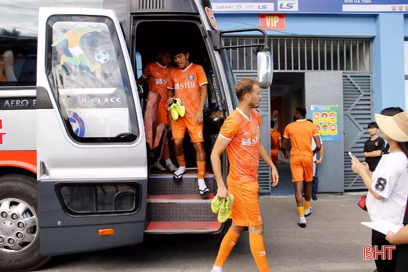 Thầy trò Lê Huỳnh Đức tập làm quen SVĐ Hà Tĩnh