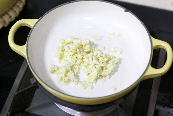 Tôm sốt nấm tỏi đậm vị, món ăn tuyệt ngon để bạn đổi bữa trong ngày hè