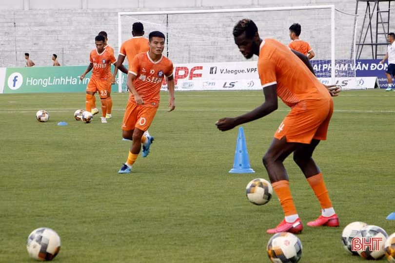 Cầu thủ Than Quảng Ninh khen mặt sân Hà Tĩnh đẹp trước trận tứ kết Cúp Quốc gia