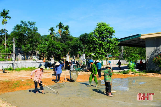 Vượt nắng nóng, 60 cán bộ, chiến sĩ giúp người dân xã miền núi Hà Tĩnh xây dựng nông thôn mới