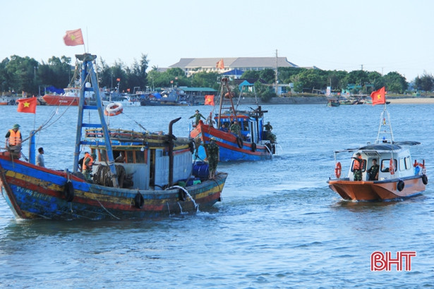Bắt quả tang 2 tàu giã cào khai thác trái phép trên vùng biển Nghi Xuân