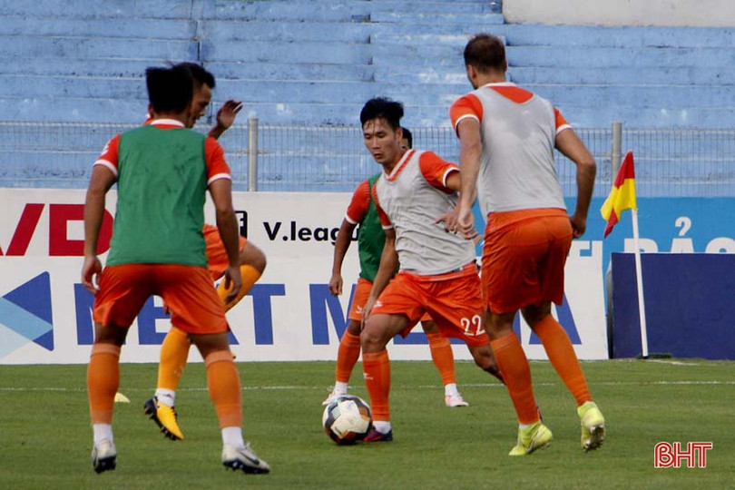 Thầy trò Lê Huỳnh Đức tập làm quen SVĐ Hà Tĩnh