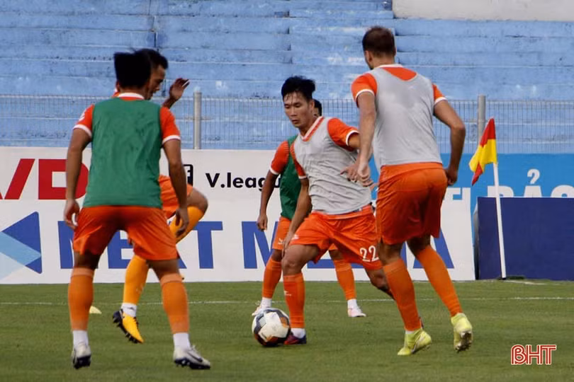 Thầy trò Lê Huỳnh Đức tập làm quen SVĐ Hà Tĩnh